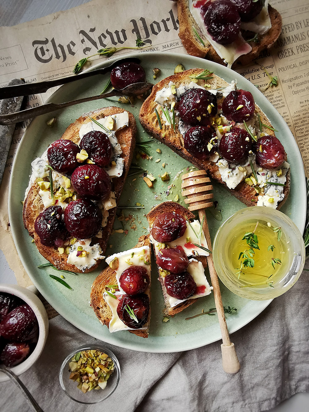 Roasted grapes toasts