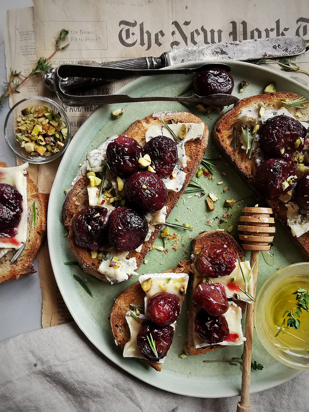Roasted grapes toasts