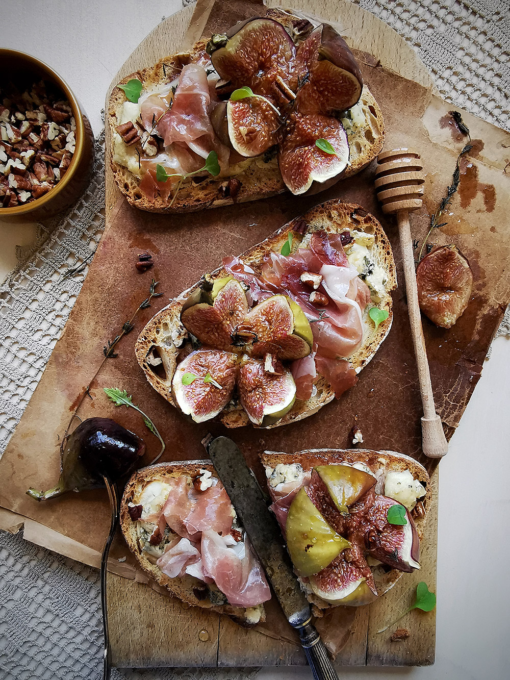 Roasted figs with prosciutto and Stilton cheese toasts