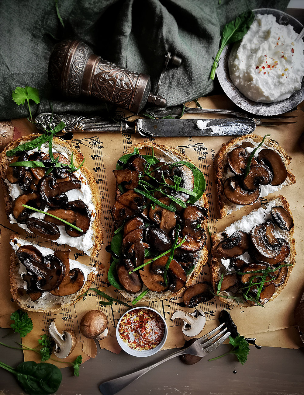 Balsamic mushrooms toasts.