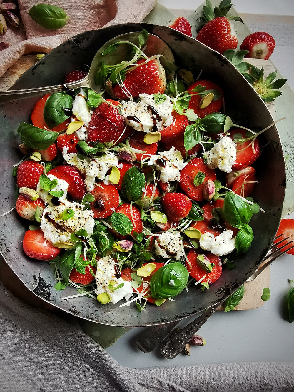 Strawberry burrata salad