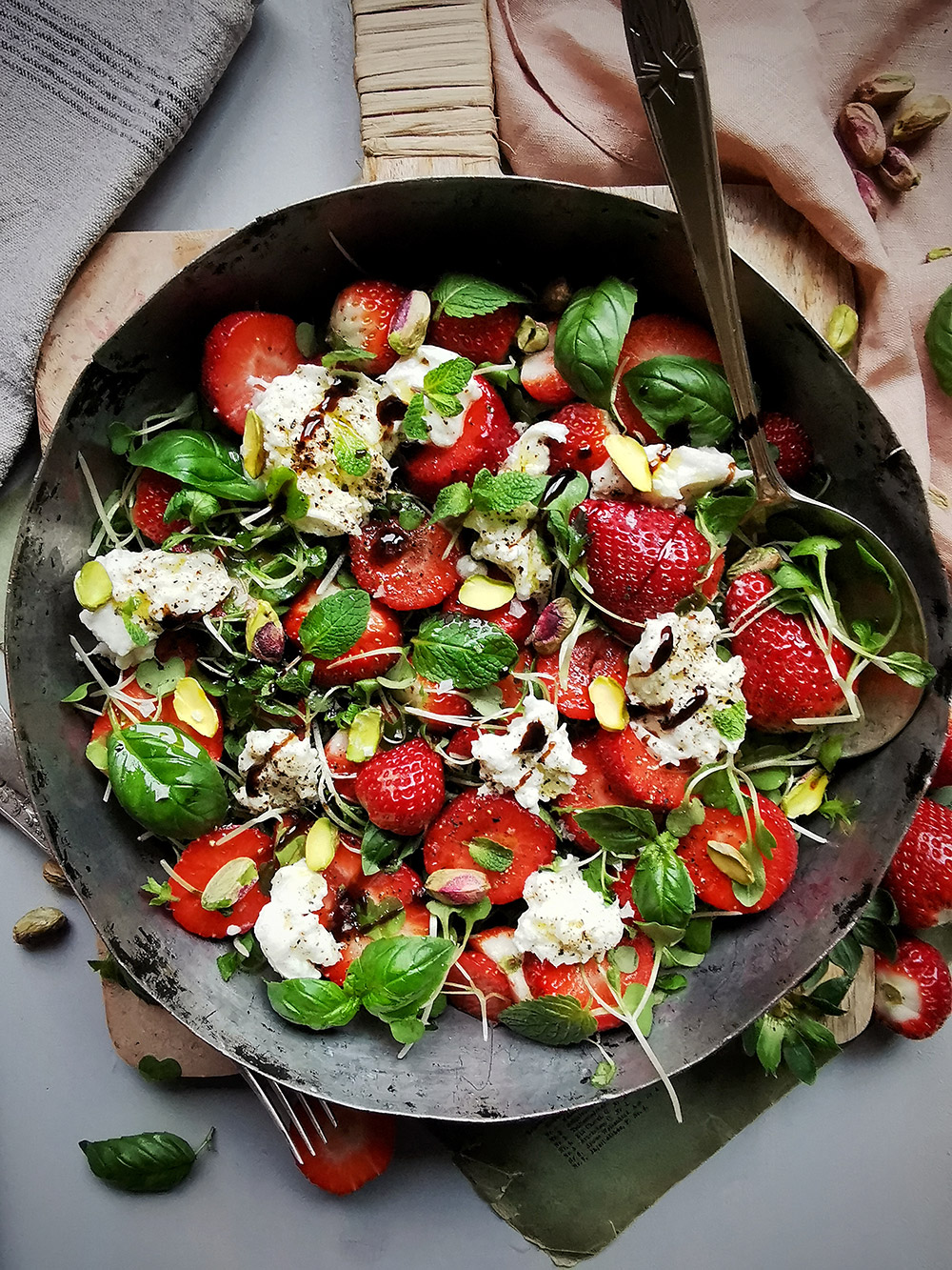 Strawberry burrata salad