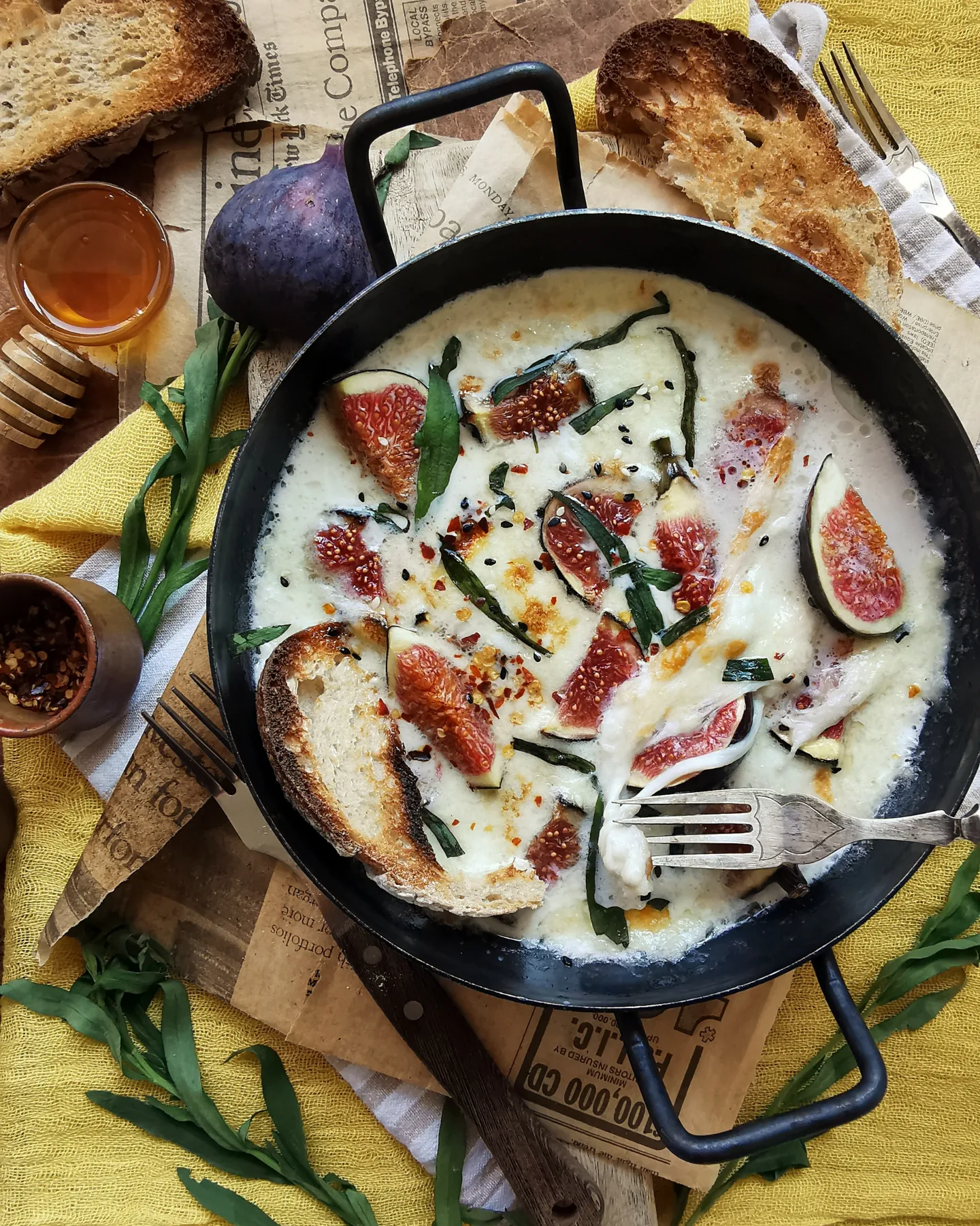 Figs in creamy cheese sauce with tarragon