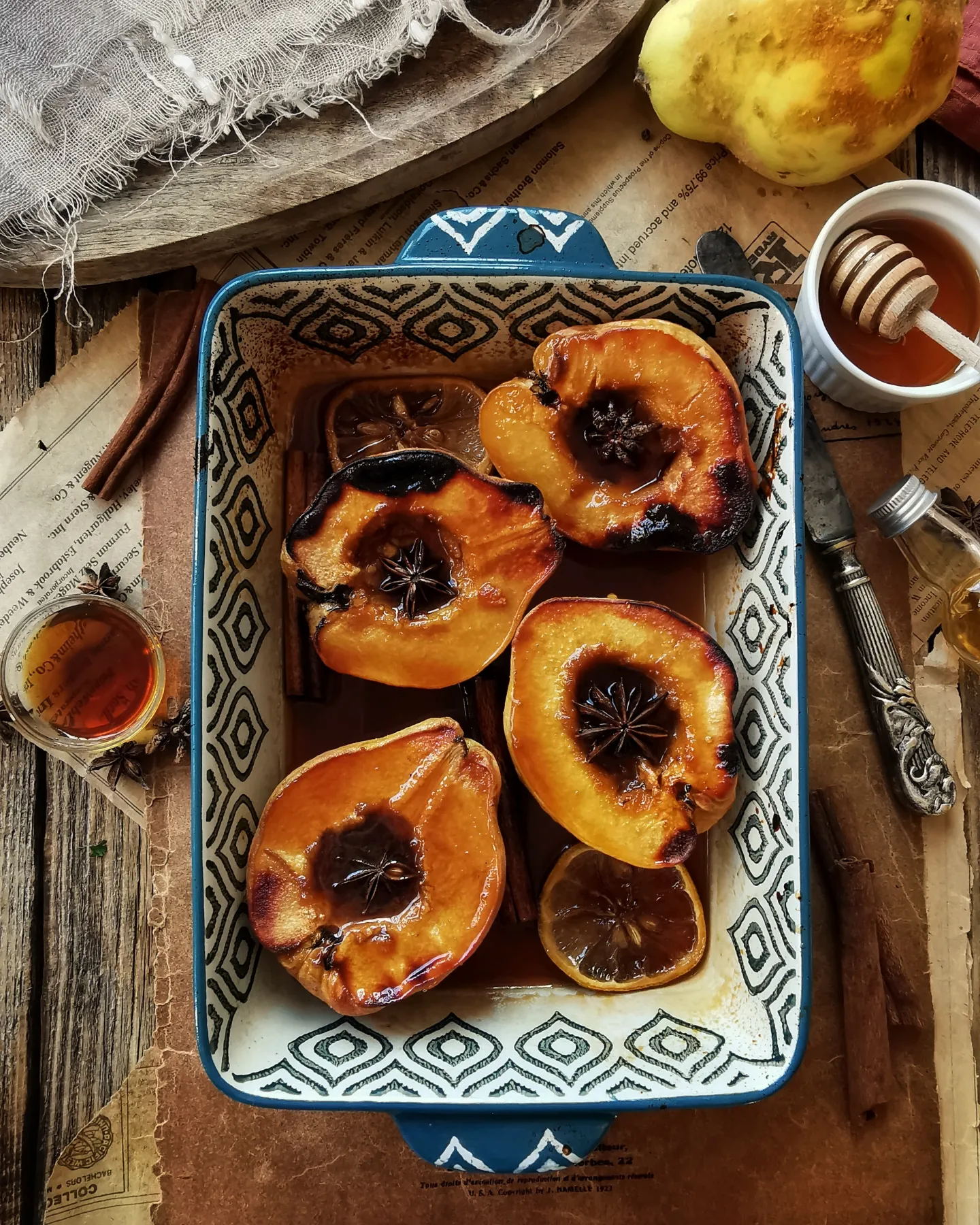 Baked quinces in divine sauce
