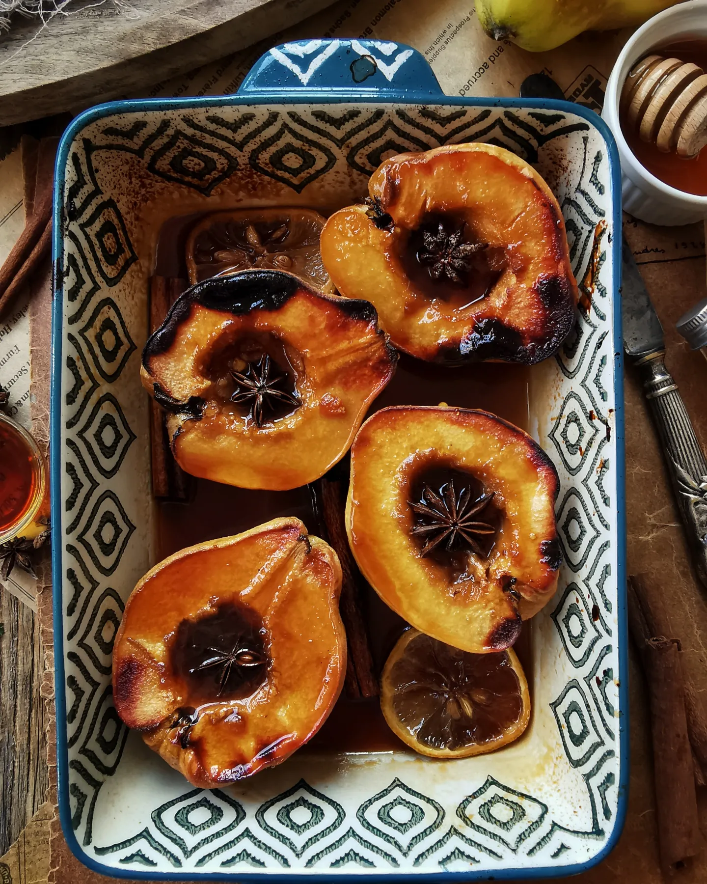 Baked quinces in divine sauce