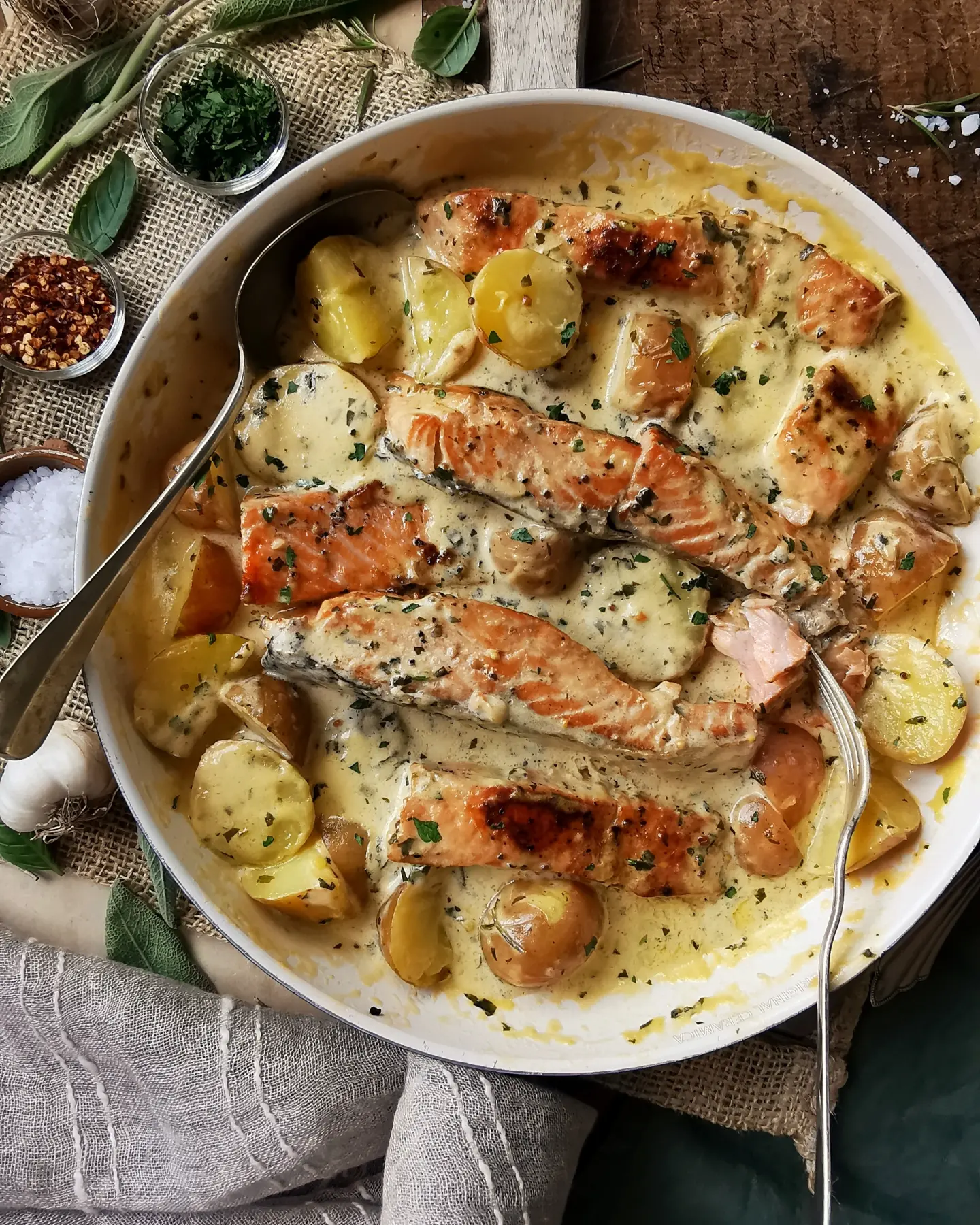 Salmon with herbs and cream sauce