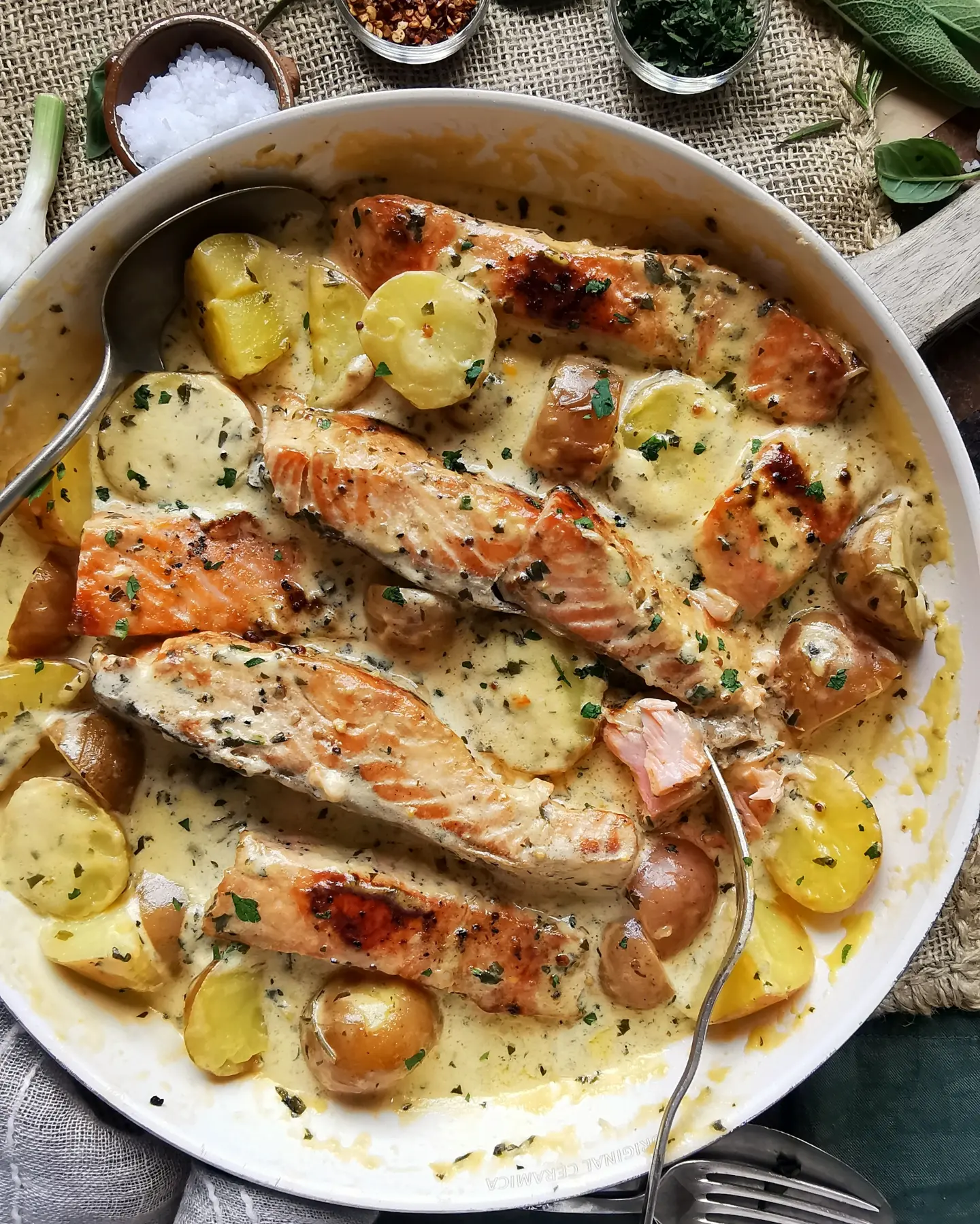 Salmon with herbs and cream sauce