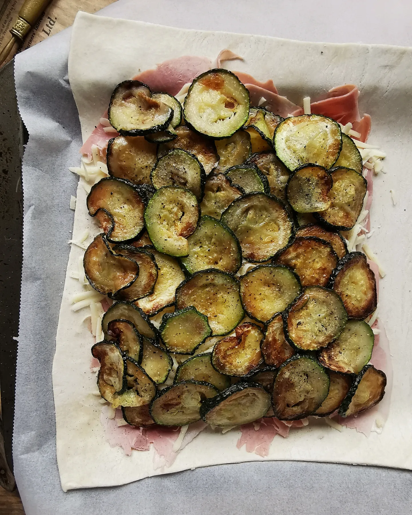 Puff pastry pie with prosciutto, cheese and fried courgette