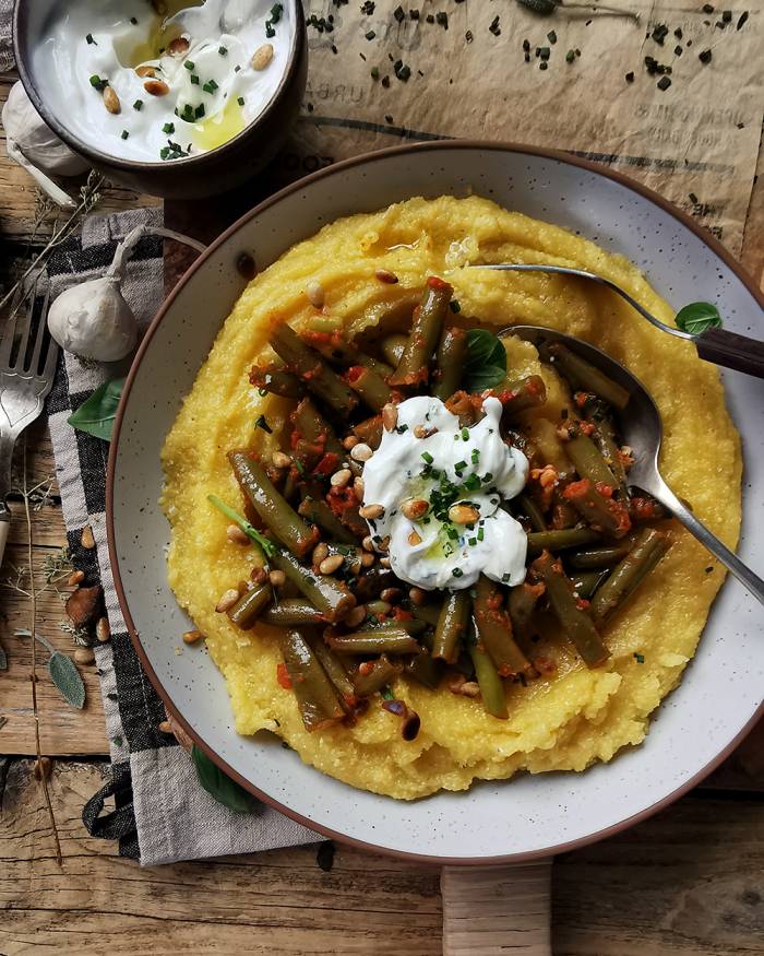 Garlicky green beans with tomato sauce and polenta